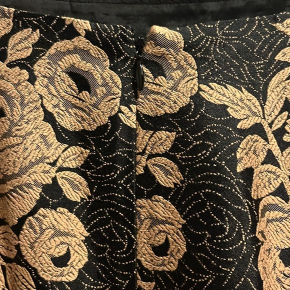 Ann Taylor, black and gold floral pleated skirt size 4 petite - Picture 4 of 5